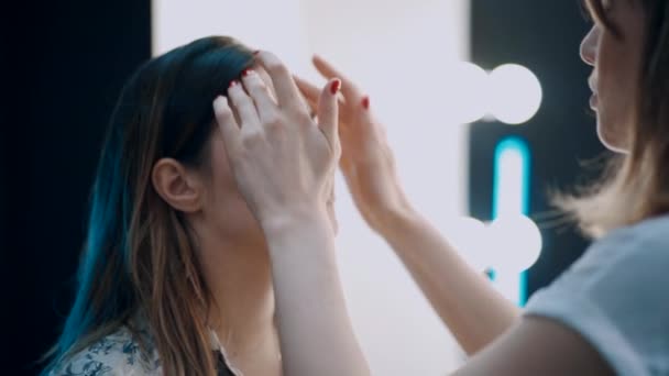 make up artist doing massage before applying cosmetics - Záběry, video
