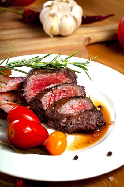 tabakta biberiye, baharat ve domates ile gurme ızgara geyik biftek  - Fotoğraf, Görsel
