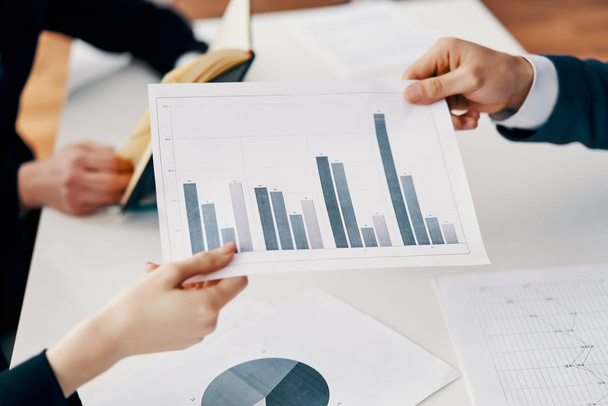 ビジネスレポートと財務レポートを表示するビジネス担当者は、ビジネス グラフを増加します。財務成長コンセプト                             - 写真・画像