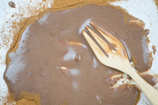 Chocolate sujo depois de comer
 - Foto, Imagem