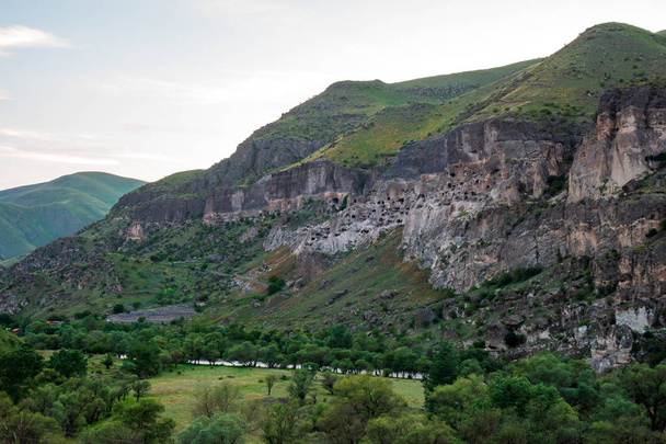 View of Vardzia caves. Vardzia is a cave monastery site in south - Foto, afbeelding