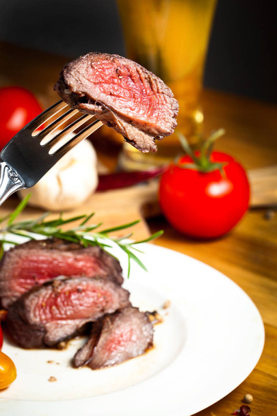 podrobný pohled na lahodné grilované venisonský steak na vidličce - Fotografie, Obrázek