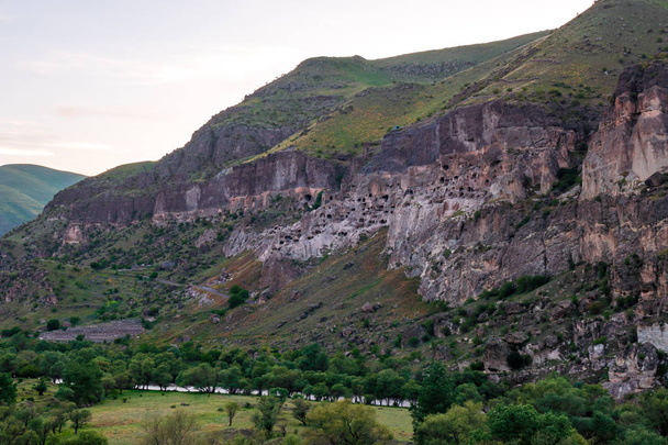 View of Vardzia caves. Vardzia is a cave monastery site in south - Foto, afbeelding