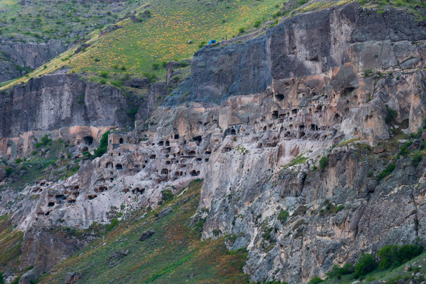 Вид на пещеры Вардзии. Вардзия - пещерный монастырь на юге
 - Фото, изображение