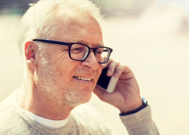 happy senior man calling on smartphone in city - Foto, imagen