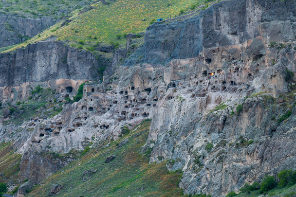 Blick auf die Vardzia-Höhlen. vardzia ist ein Höhlenkloster im Süden - Foto, Bild