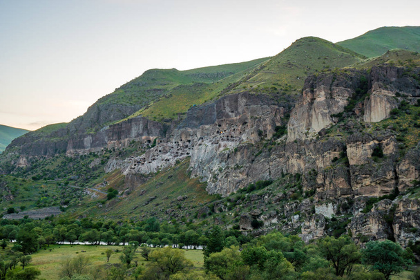 Vista de las cuevas de Vardzia. Vardzia es un monasterio cueva en el sur
 - Foto, imagen
