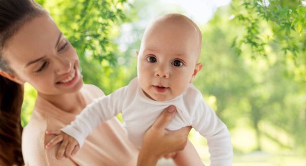 küçük erkek bebek ile mutlu anne - Fotoğraf, Görsel