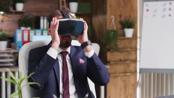 Businessman in formal suit wearing a virtual headset - Кадри, відео