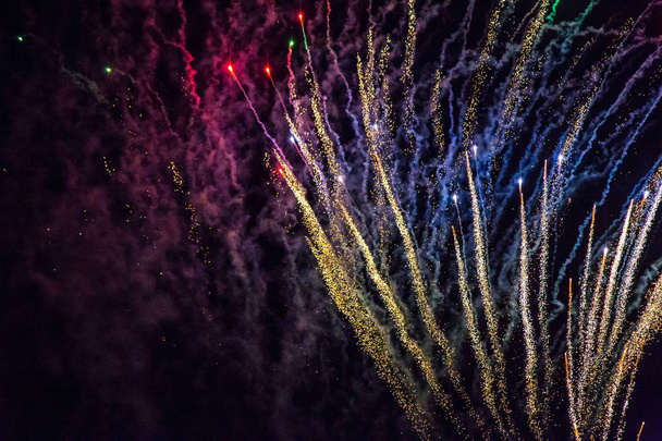 Fuegos artificiales en Lewes Noche de hoguera Reino Unido multicolor
 - Foto, Imagen