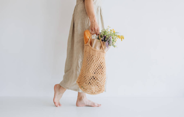 woman linen dress shopping bag mesh reusable - Foto, Imagem
