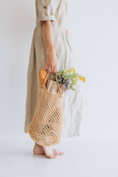 woman linen dress shopping bag mesh reusable - Zdjęcie, obraz