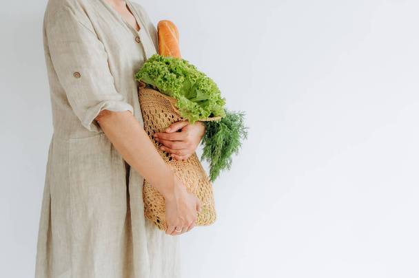 woman shopping eko style string bag vegetables - Foto, Imagem