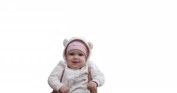 Αξιολάτρευτο μωρό κορίτσι σε ροζ σε μερικά χέρια ψηλά. - Πλάνα, βίντεο