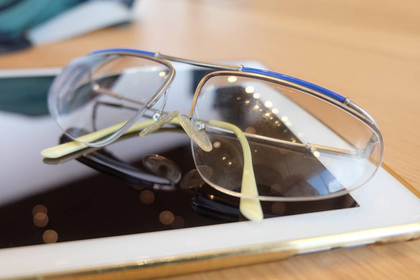 Čtení brýlí s tabletovým počítačem v tabulce - Fotografie, Obrázek