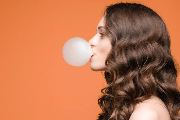 Mulher adolescente mascar chiclete e manter balão
 - Foto, Imagem