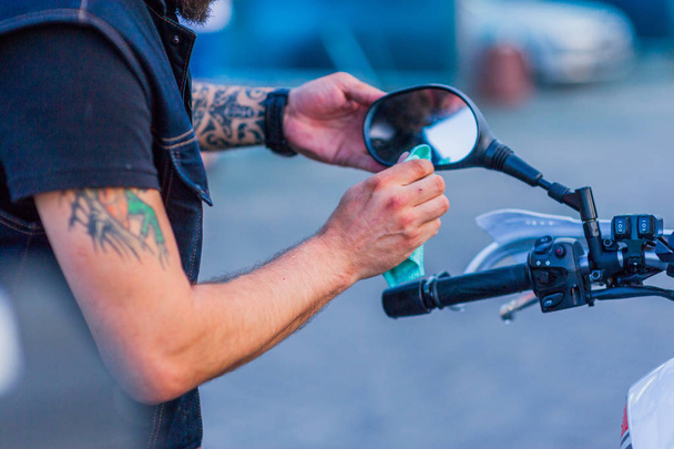 オートバイ洗いバイクビッグバイクは、泡注入でクリーニング - 写真・画像