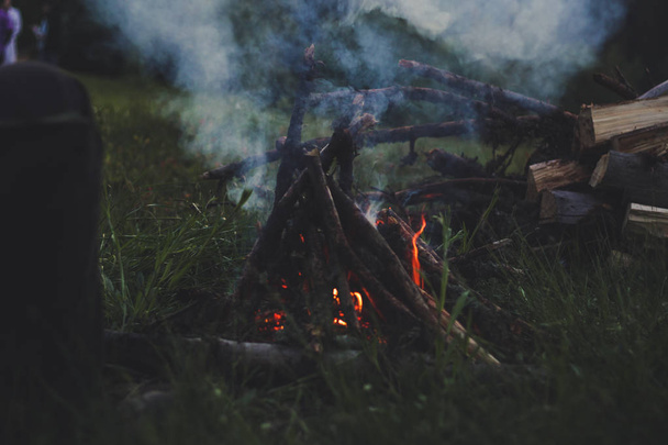 Piknik vuorilla. Matkoja ja tulipaloja. Comforin ilmakehä
 - Valokuva, kuva
