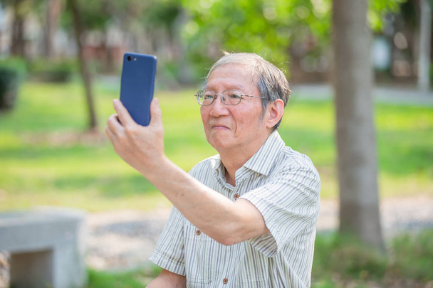 Older man selfie by cellphone - Foto, Bild