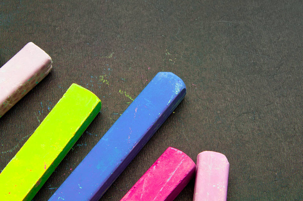 Tiza oscura con lápices de colores para dibujar. Copiar espacio
 - Foto, Imagen