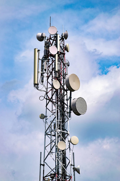 Telekomunikační věž s anténou - Fotografie, Obrázek
