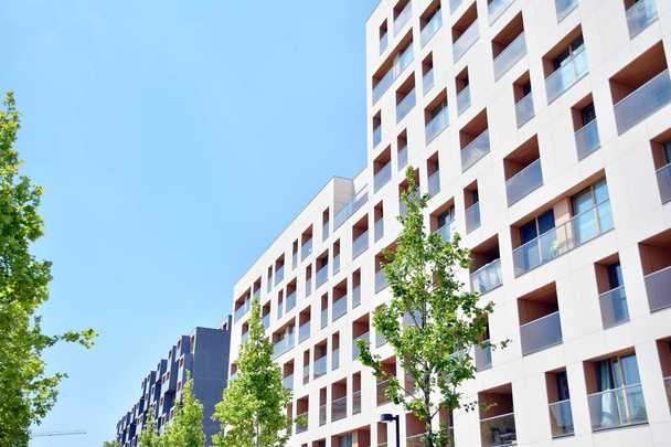 Moderne appartementengebouwen op een zonnige dag met een blauwe lucht. Voorzijde van een modern appartementencomplex - Foto, afbeelding