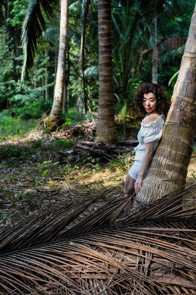 Jovem mulher asiática na floresta tropical
. - Foto, Imagem