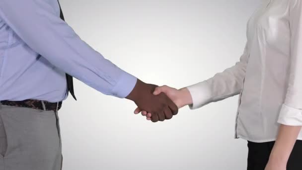 Handen van zakenman en zakenvrouw handshaking op gradiënt achtergrond. - Video
