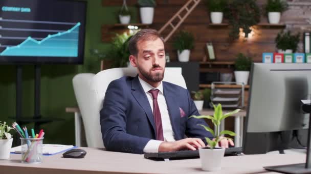 Uitgeput Office-werknemer geeuwen tijdens het typen op de computer - Video