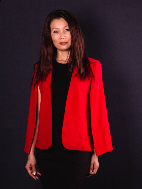 Belle femme d'affaires asiatique dans une élégante veste rouge
 - Photo, image