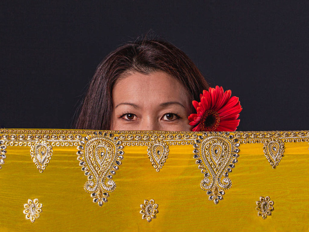 Közeli szeme gyönyörű ázsiai nő, zárt arc, sárga - Fotó, kép