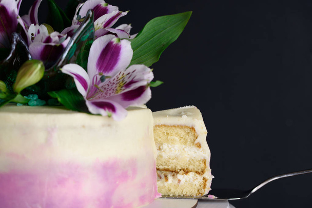 Delicious cake with fresh flowers - Foto, Imagen