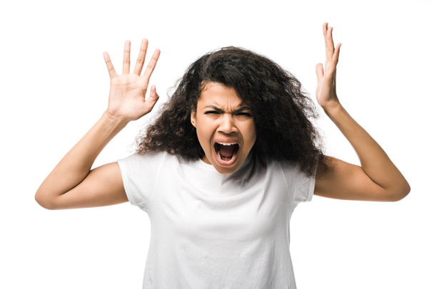 θυμωμένη αφρικανική Αμερικάνικη γυναίκα, ενώ ούρλιαζε απομονωμένη στο λευκό  - Φωτογραφία, εικόνα