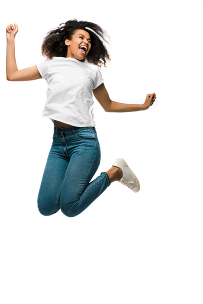 gaie femme afro-américaine geste tout en célébrant et sautant isolé sur blanc
  - Photo, image