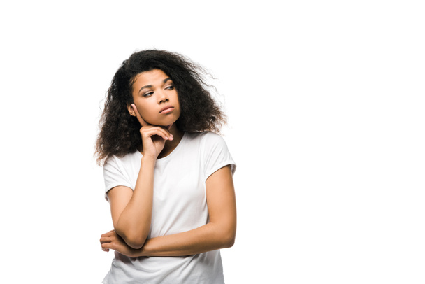 chica afro-americana alterada en camiseta blanca aislada en blanco
  - Foto, Imagen