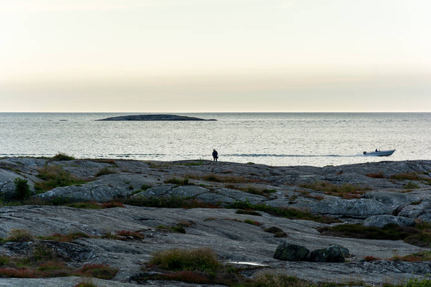 силуэт туриста, наблюдающего закат около острова Гетеборг
 - Фото, изображение