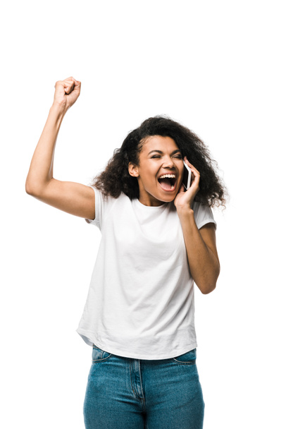 heureux afro-américaine fille parler sur smartphone et célébrer isolé sur blanc
  - Photo, image
