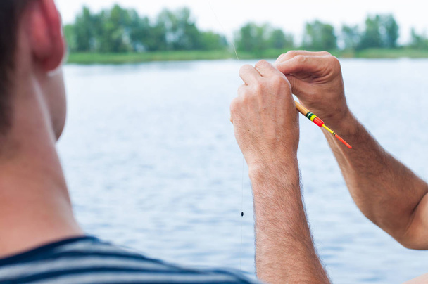 Ojciec naucza syna, jak łowić ryby w rzece - Zdjęcie, obraz