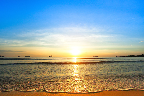Hermosa puesta de sol en el mar costa
. - Foto, Imagen