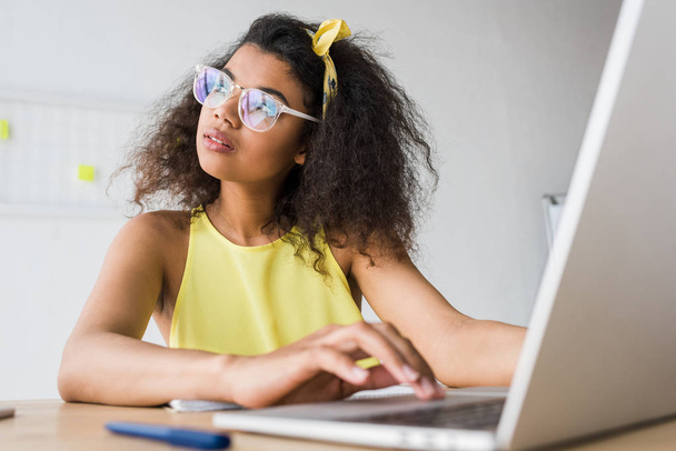 szelektív Fókuszban a gyönyörű afro-amerikai nő a szemüveg segítségével laptop - Fotó, kép