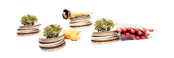 Marihuana rahaa kolikot eristetty valkoisella pohjalla
 - Valokuva, kuva
