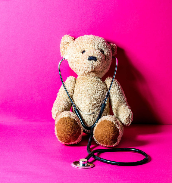 Portrait of teddy bear with stethoscope for playing doctor - Valokuva, kuva