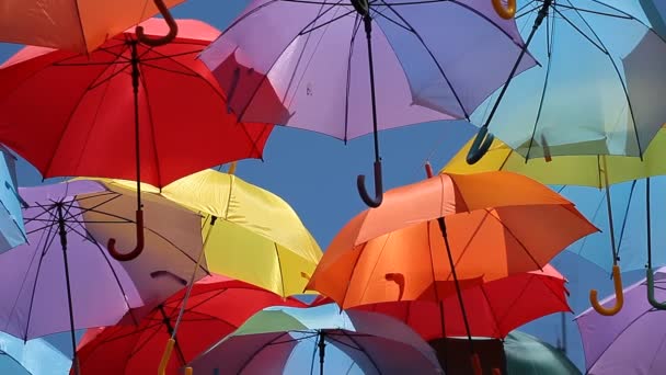 Tło kolorowe parasol dekoracji ulicy. - Materiał filmowy, wideo