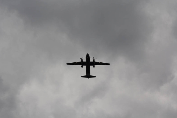 Silhouet van het vliegtuig bij slecht weer. Vervoer - Foto, afbeelding