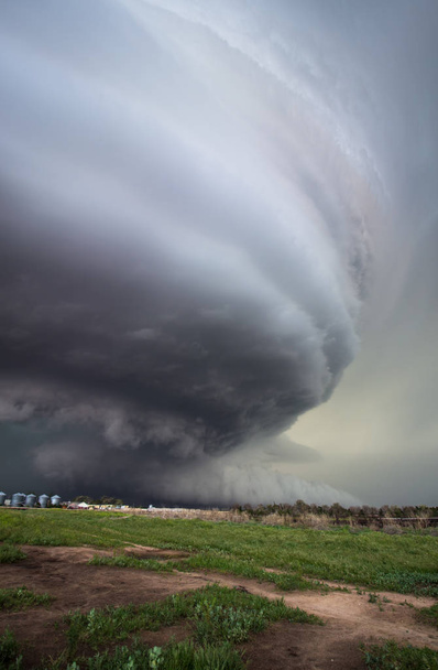 Ogromna burza Supercell z ziemi skrobanie ściany chmura i piorun wypełnia niebo. - Zdjęcie, obraz