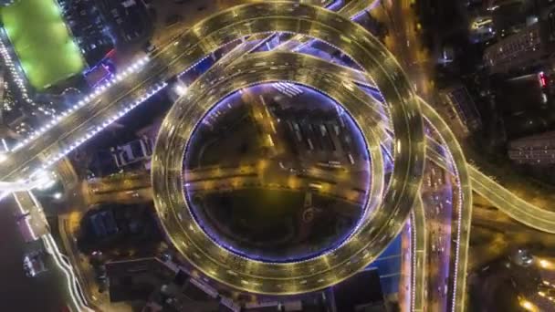 beleuchtete kreisrunde Nanpu-Straßenkreuzung in der Nacht. Kreisverkehr. Shanghai, China. Vertikale Luftaufnahme von oben nach unten - Filmmaterial, Video