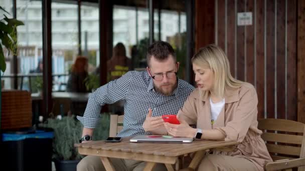 Couple using modern gadgets in city. - Footage, Video