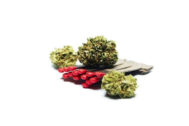 marijuana séchée et allumettes. Concept de toxicomanie. Concept de marijuana médicale
  - Photo, image