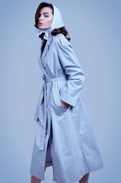 junge elegante brünette Frau in Mantel und Schal posiert im Studio - Foto, Bild