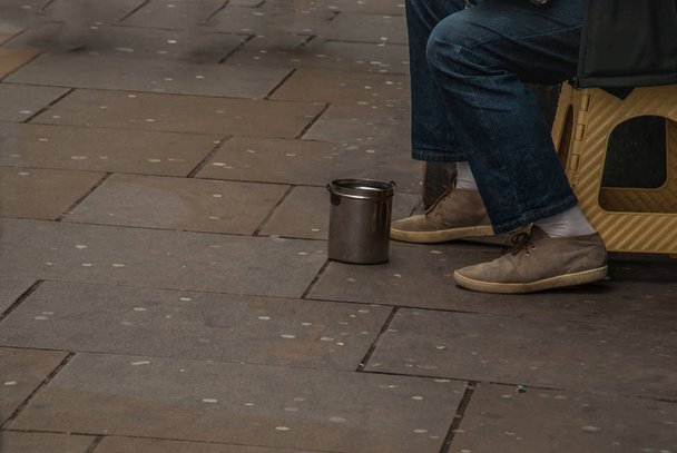 Benen van bedelaar of dakloze man, Beggars in de straten van de CI - Foto, afbeelding